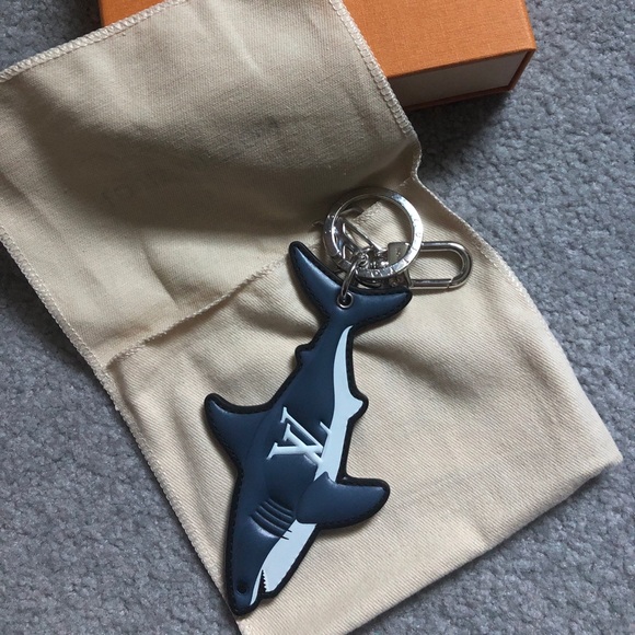 Louis Vuitton AQUATICS BAG CHARM AND KEY HOLDER - Picture 3 of 6